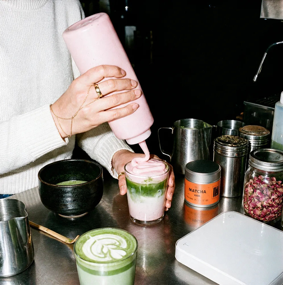 Matcha-Getränk wird an der Bar zubereitet